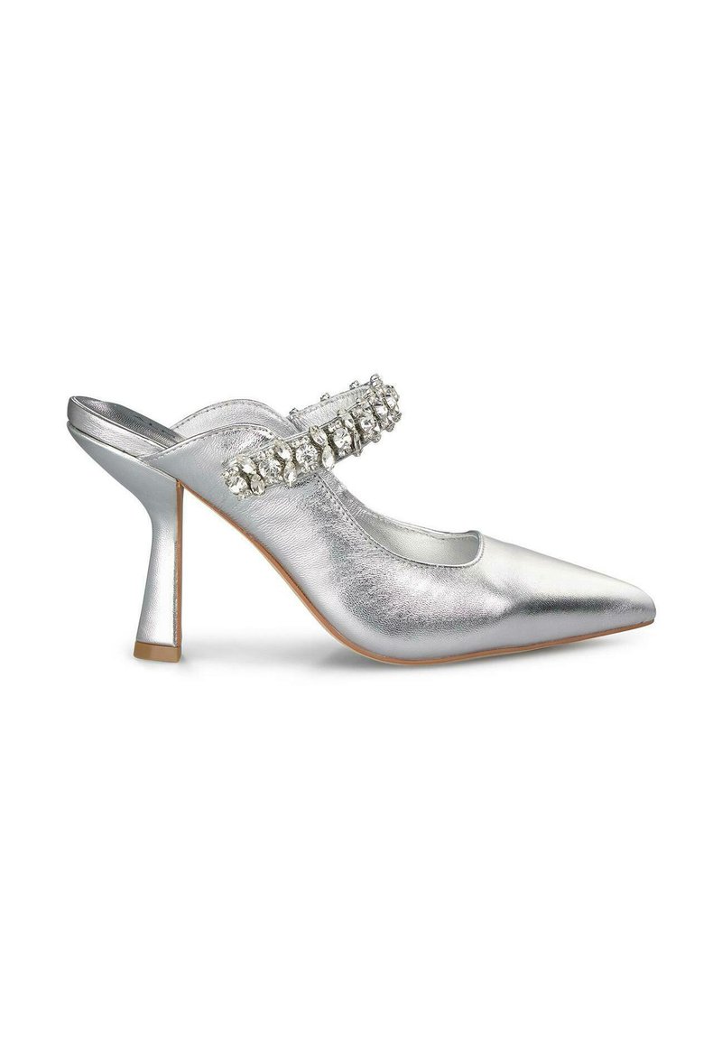 Scarpa con tacco alto in metallo argentato, punta affusolata, design slingback e dettagli decorativi in strass sulla parte superiore.