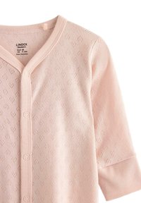 Jasnoróżowy sweter dla noworodków, z teksturowanym wzorem w serca, krótkimi rękawami i zapięciem na guziki z przodu.