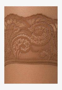 Falke Shelina 12 DEN calzettoni da donna Sole Falke Shelina 12 DEN calzettoni da donna Sole