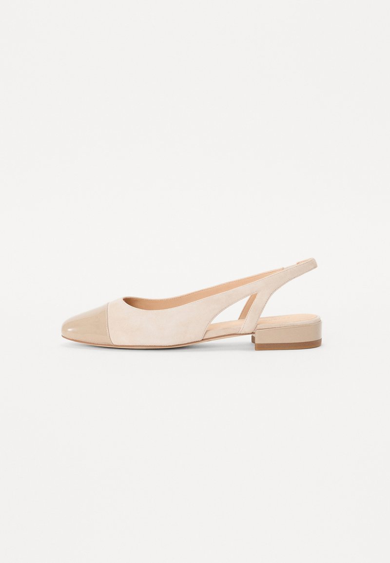 Beige slingback kingad, millel on läikiv esikork, sametised külged, madal plokkkand ja lõikega detail külgedel, et lisada disainile rohkem huvi.