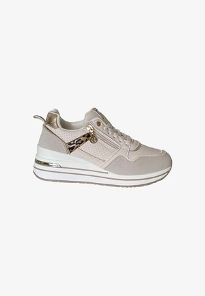 Sneaker platform beige e bianca con lati traforati, lacci bianchi, dettagli metallici dorati, cerniera con stampa leopardata e suola spessa in gomma.