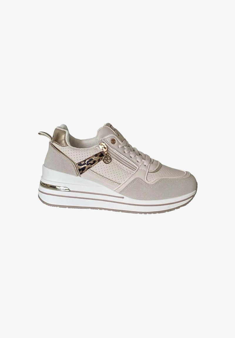 Sneaker platform beige e bianca con lati traforati, lacci bianchi, dettagli metallici dorati, cerniera con stampa leopardata e suola spessa in gomma.