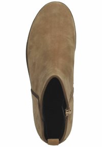 Botín de ante marrón hasta el tobillo con punta redondeada, cierre de cremallera lateral y parte superior texturizada. La suela tiene un ligero borde para mayor agarre.