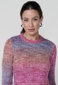 Strickpullover mit einem Farbverlauf aus Pink-, Blau- und Lavendeltönen. Rundhalsausschnitt mit gerippten Kanten und strukturierter Oberfläche.