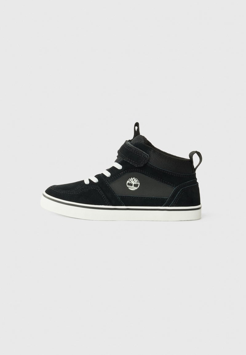 Svart høy-top sneakers laget av semsket skinn og syntetiske materialer. Har en hvit såle, snøring og borrelåslukking, samt logo-detalj.