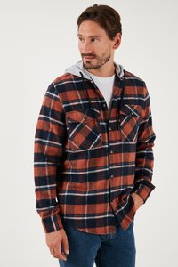 Rød og marineblå ternet flannel skjorte med grå hætte, to brystlommer og knaplukning; stoffet er blødt og tekstureret.
