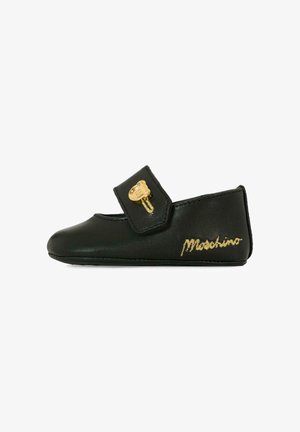 Czarna skórzana półbuty z zapięciem na rzep i złotym akcentem w kształcie misia. Na cholewce haftowana złotymi literami nazwa marki "Moschino". Gładka tekstura, zaokrąglony czubek.