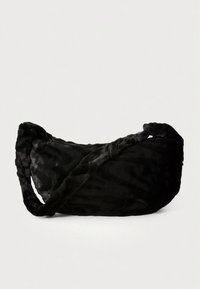 Mjuk svart axelväska med plyschig textur och tjock rem, med ett subtilt vågmönster och rundad, slapp form.