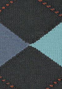 Tessuto a maglia con un motivo a diamante in tonalità attenuate di grigio, blu e teal, con cuciture rosse a contrasto lungo le giunzioni.