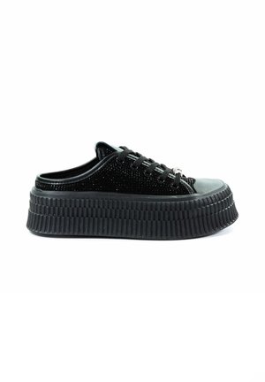 - Sneakersy niskie