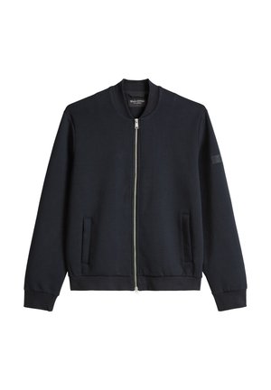 Czarna kurtka bomberka z przednim zamkiem błyskawicznym, dwoma bocznymi kieszeniami, ściągaczami na mankietach i dole oraz małą naszywką na górnej lewej rękawie.