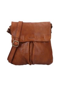 Brun læder crossbody taske med justerbar rem, klaplukning og subtilt prægede logo centreret på den forhøjede flap.