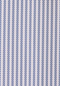 Tissu blanc avec des rayures verticales bleu marine espacées régulièrement, chaque rayure composée de lignes parallèles en diagonale.