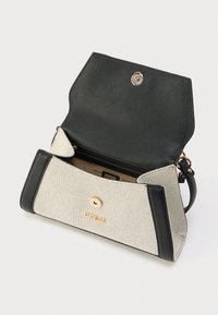 Crna i kremasta sintetička torba s teksturiranim finišem, kosim dizajnom, magnetskim zatvaračem i zlatnim ukrasnim detaljima.