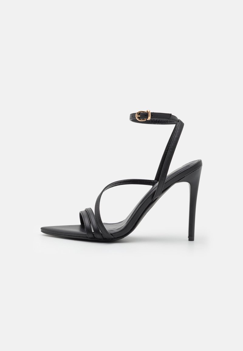 Schwarze High-Heelsandalen mit dünnem Knöchelriemen und elegantem Design. Verfügt über drei horizontale Riemen und eine spitze Zehenpartie. Glatte Textur.