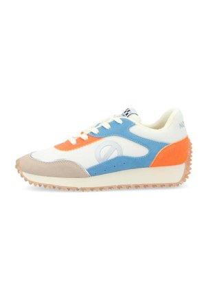 Sneaker con una toma superiore in rete bianca, dettagli in suede blu e arancione, punta in suede beige e suola in gomma testurizzata. Presenta chiusura con lacci e dettaglio del logo.