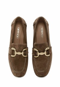 Mocassini in suede marrone con dettagli in metallo dorato, accenti cuciti e una fodera interna liscia. Punta rotonda e design a profilo basso.