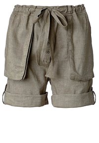 Lnianowe szorty w jasnym beżu z elastycznym paskiem, zapięciem na guzik i podwiniętymi nogawkami. Posiadają duże boczne kieszenie dla funkcjonalności.