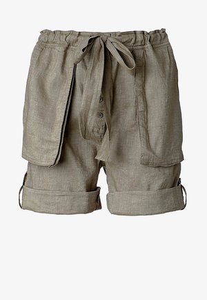 Lakanan shortsit vaaleassa beessissä, joissa on nyöri vyötäröllä, nappisuljenta ja kierretyt lahkeet. Tyylissä on suuret sivutaskut käytännöllisyyden vuoksi.