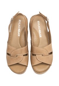 Skórzane sandały na słupku w kolorze brązowym, z regulowanym zapięciem, otwartym noskiem, krzyżującymi się paskami oraz perforowaną wkładką dla lepszej wentylacji.