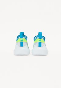 Încălțăminte sport cu un superior din plasă albă, accente albastre și detalii verde neon. Prezintă o bandă de tragere și tălpi rotunde albe pentru confort.