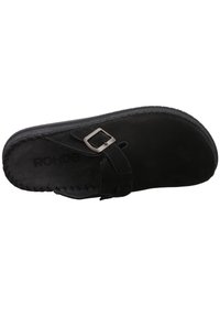 Zwarte suède instapschoen met een platte zool, voorzien van een decoratieve band en zilveren gesp. Gestikte details langs de randen.