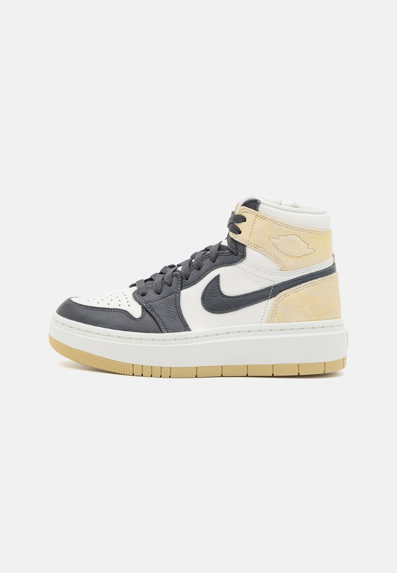 Baskets montantes avec panneaux en daim blanc, gris et beige, lacets noirs, logo Nike swoosh, et semelle épaisse beige et blanche sur fond blanc.