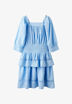 Vestido de algodón azul con mangas abullonadas, cuerpo fruncido y volantes en capas. Patrón de puntos y costuras decorativas en el dobladillo.