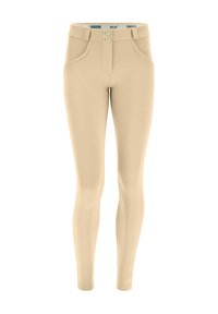 Leggings beige con una texture liscia e elastica. Presentano due bottoni in vita e tasche frontali. Progettati per una silhouette aderente.