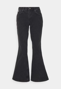 Jeans acampanados negros de mezclilla, con cintura alta, cinco bolsillos y cierre de botón metálico en el frente.
