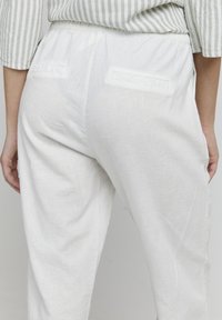 Oxmo OXALFA LINEN MIX - Nadrágok - off white