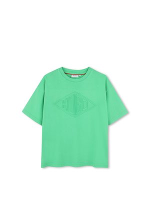 Camiseta de algodón verde con un corte relajado, que presenta un logo texturizado en forma de diamante en el centro. Cuello redondo y mangas cortas.
