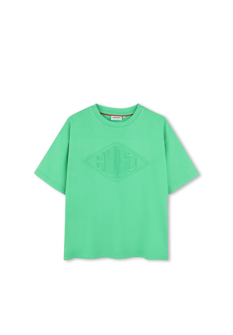 Camiseta de algodón verde con un corte relajado, que presenta un logo texturizado en forma de diamante en el centro. Cuello redondo y mangas cortas.