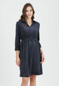 Navyblaue Cordkleid mit einem Reißverschlusskragen, Dreiviertelärmeln und einem elastischen Taillenbund, der eine entspannte Passform und eine weiche Textur bietet.