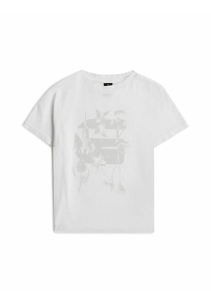 T-shirt blanc à manches courtes avec un imprimé floral discret sur une grande lettre G stylisée au centre avant.