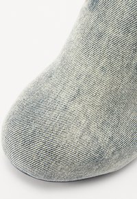 Farmer textile cipő, lekerekített orral, világoskék és fehér csíkos mintával, sima textúrával és varrás nélküli kialakítással.