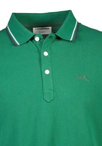 Zielona koszulka polo wykonana z teksturowanej tkaniny, z klasycznym kołnierzykiem z białymi i granatowymi paskami, trzema guzikami oraz subtelnym logo.