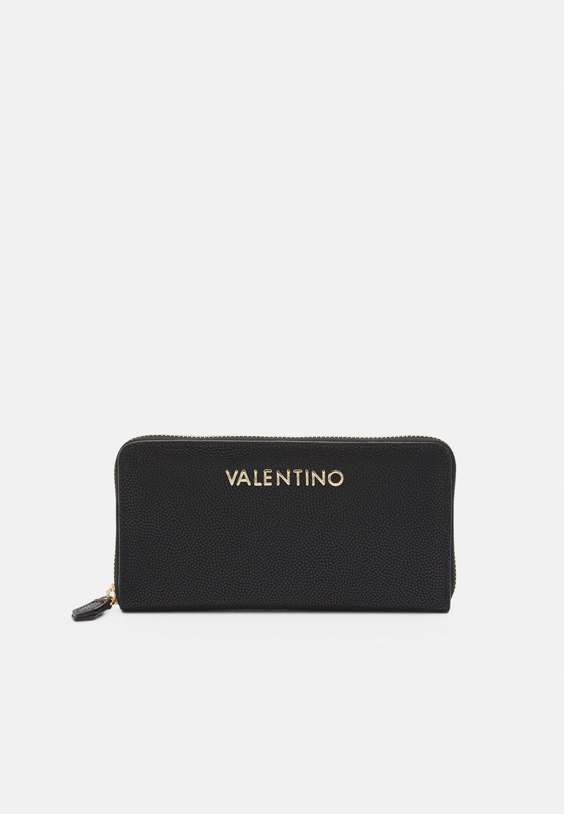 Crni kožni novčanik s teksturom, s zlatnim logotipom "VALENTINO", sa zatvaračem na patentni zatvarač i ravnim, pravokutnim oblikom.