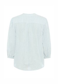 Lyseblå bluse med vertikale hvide og beige striber, lange pufærmer og manchetter med knapper, vist bagfra.