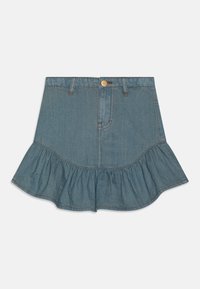 Denim skjørt i lyseblå med en utsvinget volangkant, beltesløyfer og en frontlukking med knapper og kontrasterende sømdetaljer.