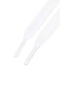 Lacci bianchi con un motivo testurizzato e punte affusolate, dotati di estremità in plastica arrotondate per un facile serraggio.