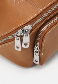 Guess MILANO BEAUTY CASE HANDLE - Vreća za pranje - sand