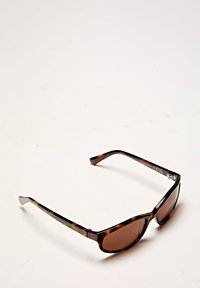 Occhiali da sole tartaruga con lenti di colore marrone. Presentano una struttura in plastica resistente e bracci angolati. Design con dettagli hardware minimi.