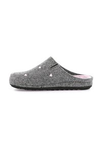 Pantofola grigia in feltro con motivi a cuori, design con retro aperto, suola in gomma nera e rivestimento rosa, che offre una texture morbida e comfort.