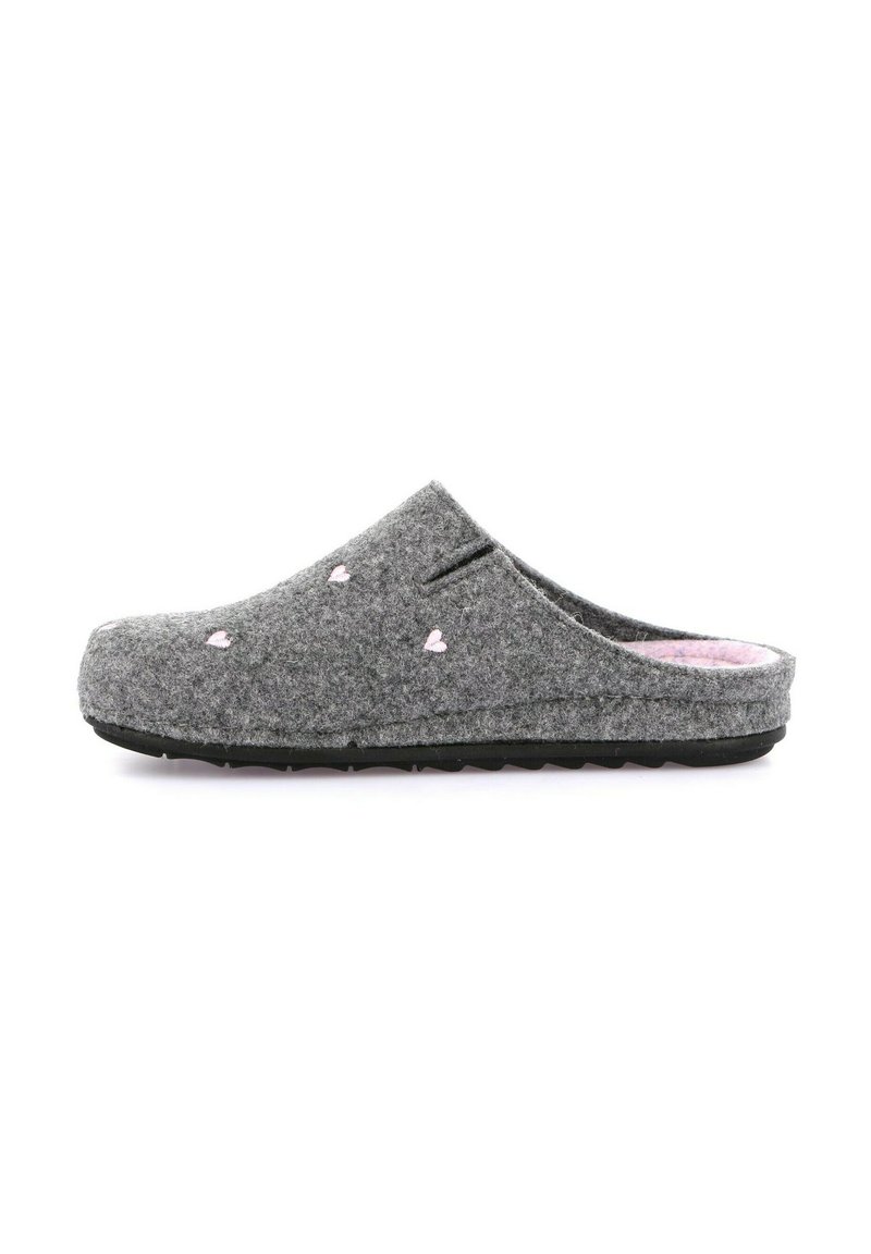 Pantofola grigia in feltro con motivi a cuori, design con retro aperto, suola in gomma nera e rivestimento rosa, che offre una texture morbida e comfort.