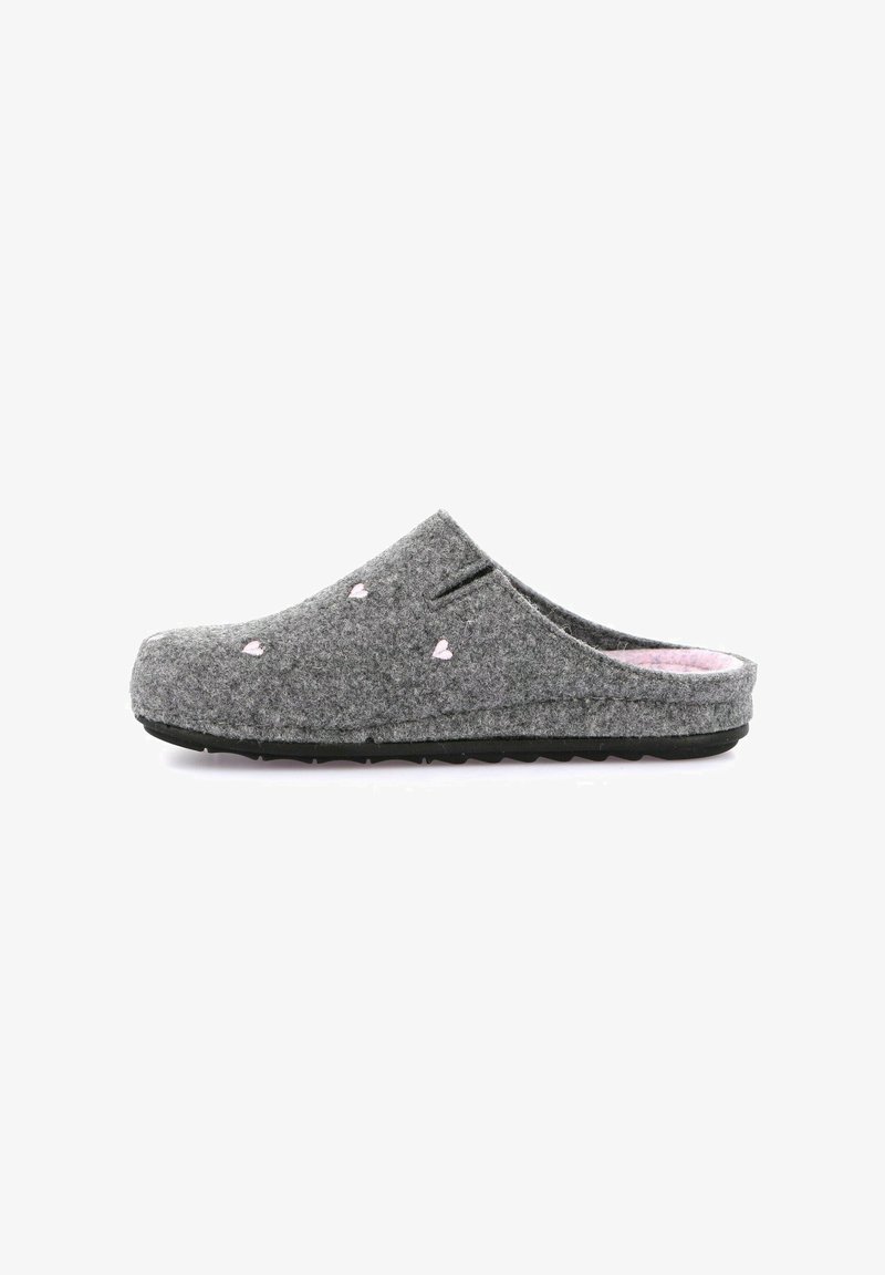 Pantofola grigia in feltro con motivi a cuori, design con retro aperto, suola in gomma nera e rivestimento rosa, che offre una texture morbida e comfort.