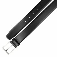 Zwarte leren riem met een gladde textuur, vijf gaatjes voor aanpassing en een vierkante zilveren metalen gesp. De uiteinden zijn taps toelopend.