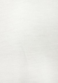 Tessuto a maglia grigio chiaro con una texture morbida e un motivo di tessitura fine, che conferisce un aspetto uniforme senza alcun abbellimento visibile.