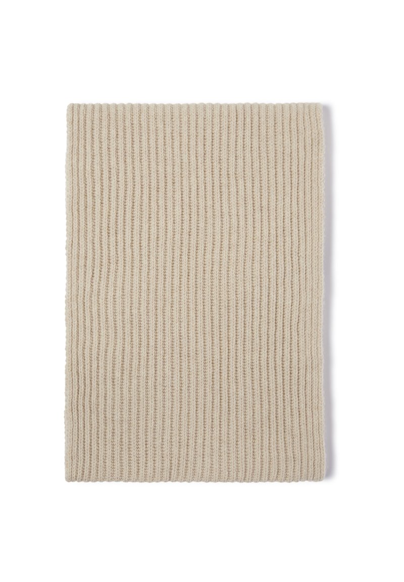 Sciarpa a costine beige con una texture morbida, forma rettangolare e sottili linee verticali che attraversano la superficie.