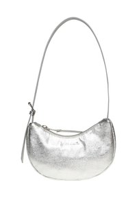 Zilverkleurige metallic hobo tas met een gebogen vorm, textuurafwerking, ritssluiting en een enkele verstelbare schouderriem. Hardware in gepolijste zilvertint.